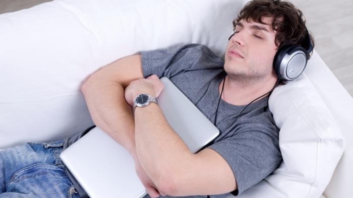 Tidur sambil mendengarkan musik