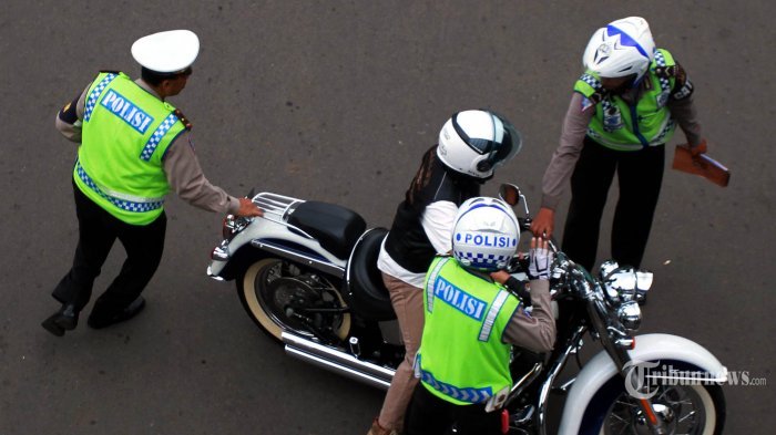 Operasi tilang oleh kepolisian.