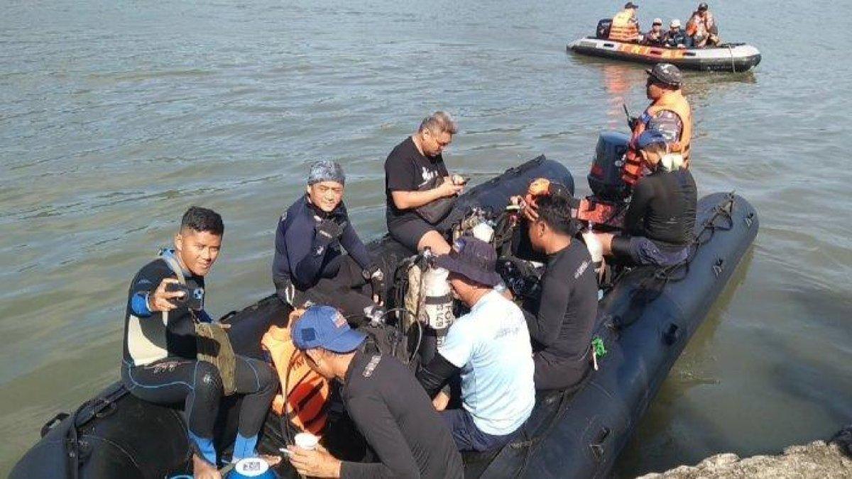 Tim penyelam Kopaska TNI AL saat akan melakukan penyelaman di sekitar lokasi penemuan ribuan amunisi di perairan Cilacap, Kamis (20/7).
