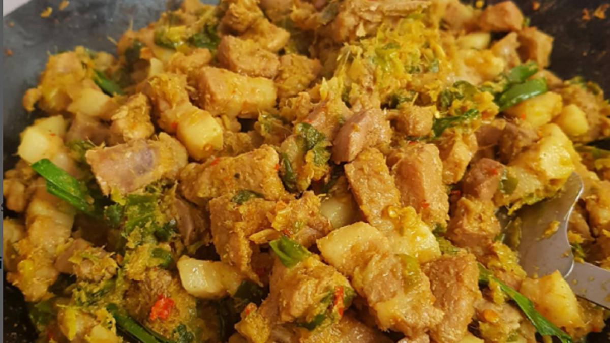 Inilah cara mudah membuat Tinoransak khas Manado, Sulawesi Utara, kuncinya bumbu rica pedas segar dan daun kemangi yang menambah aroma khas