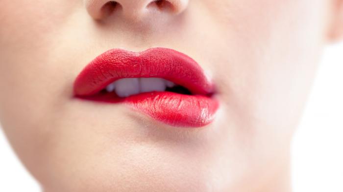 Wanita yang punya bibir tebal terlihat lebih seksi dibandingkan dengan bentuk bibir yang tipis.
