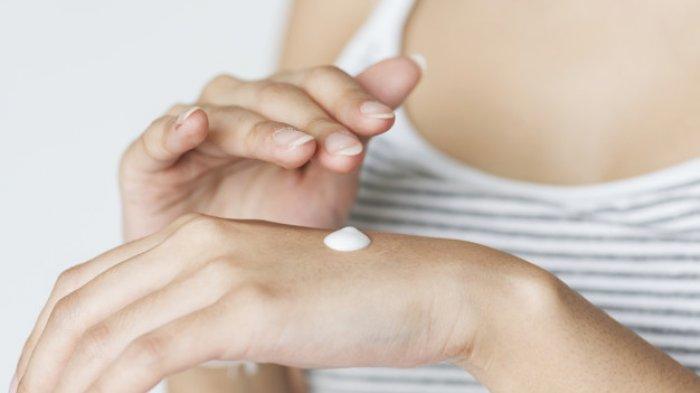 Pilih sunscreen bertekstur ringan.