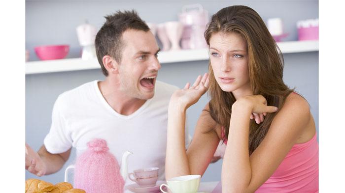 Hal penting yang harus diperhatikan untuk membuat wanita jatuh cinta adalah jangan pernah menghilang begitu saja (ghosting).