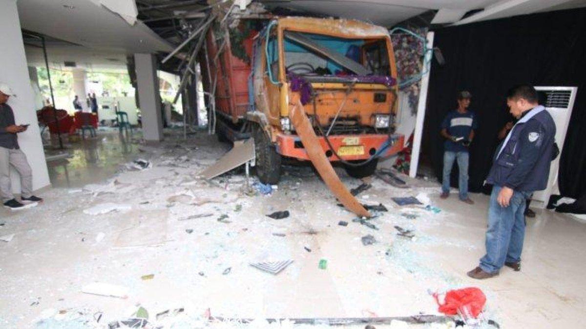 Truk tronton dengan plat nomor AG 8806 UB diduga mengalami rem blong sehingga menghantam Gedung Kesenian Balikpapan, Kalimantan Timur, Sabtu (22/7/2023). Dari petaka ini tidak ada korban jiwa.