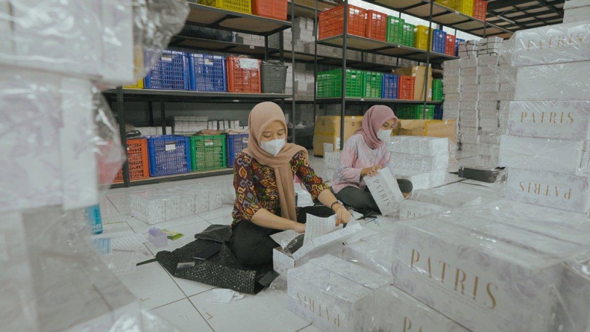 Jika kamu ingin mendapatkan uang halal lewat usaha, tetapi tidak memiliki modal, maka menjadi dropshipper bisa jadi salah satu solusinya.