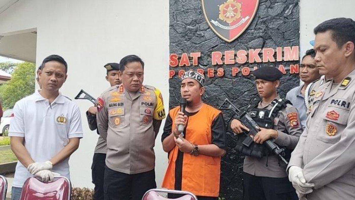 Ustaz Zulfikar saat menyampaikan permohonan maaf