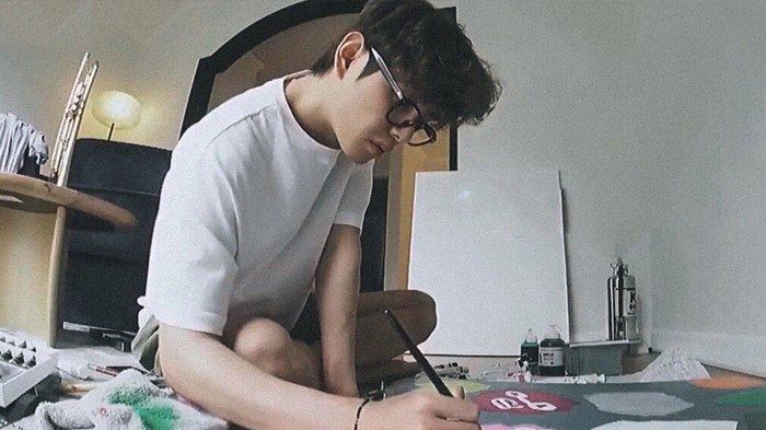 V BTS saat sedang melukis, menggunakan nama 'Vante'.