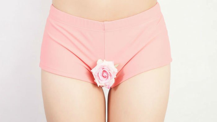 Manfaat mencukur rambut kemaluan lainnya adalah bisa mempermudah kamu untuk membersihkannya.