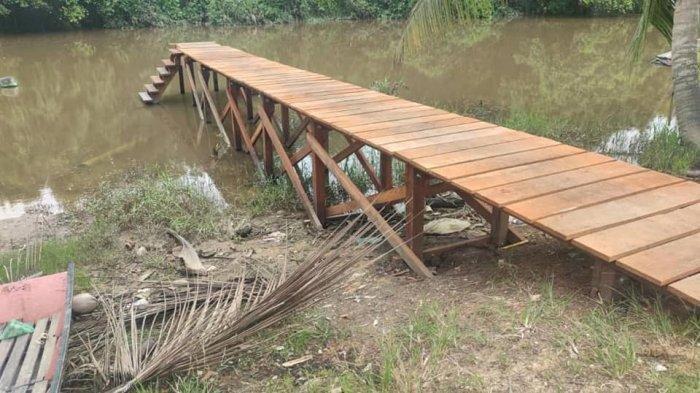 Dermaga kayu.