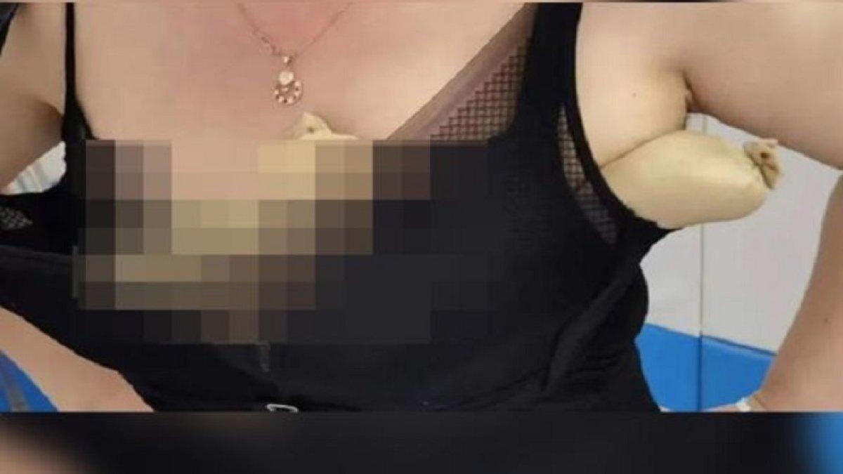 Viral kelakuan wanita yang nekat selundupkan ular langka di dalam bra.