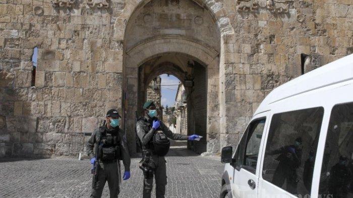 Polisi perbatasan Israel di Gerbang Singa di Kota Tua Yerusalem, Rabu (25/3/2020).