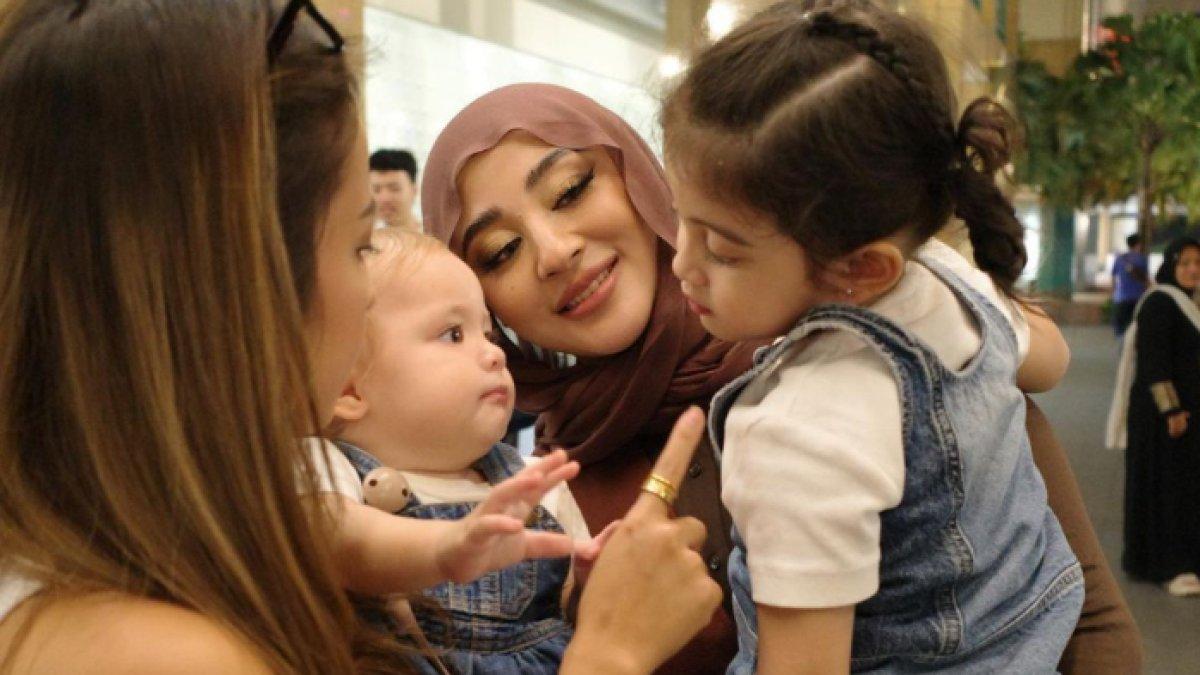 visual baby Kamari dan Guzel saat bertemu sukses bikin salfok