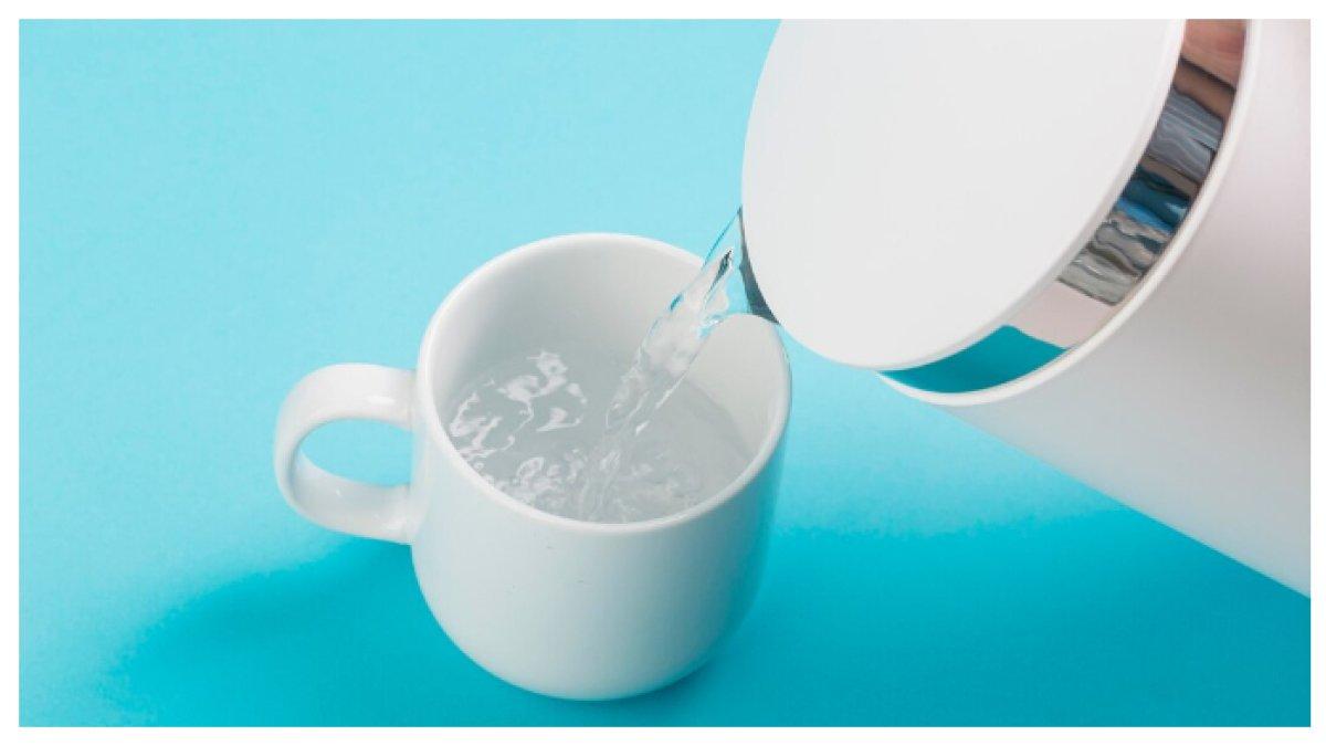 WADAH MINUM - Menggunakan botol minum memang aman saja , tetapi efektif lagi jika kita menggunkan wadah minum dari rumah yang aman dari bahan plastik.