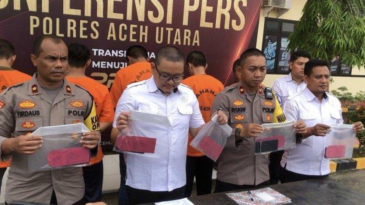 Wakapolres Aceh Utara, Kompol Syukrif I Panigoro dan Kabag Ops Kompol Firdaus serta Kasat Reskrim, AKP Agus Riwayanto Diputra dalam konferensi pers di halaman Polres setempat, Rabu (19/7/2023).