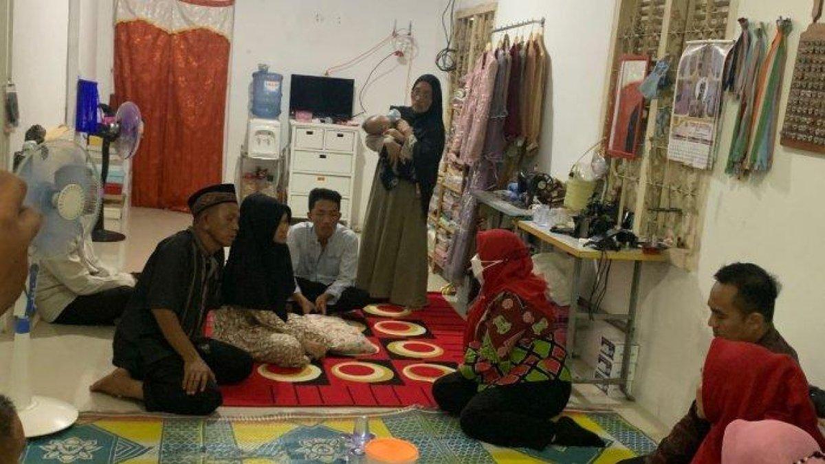 Wali Kota Bandar Lampung Eva Dwiana saat menyambangi rumah duka korban lift Az Zahra