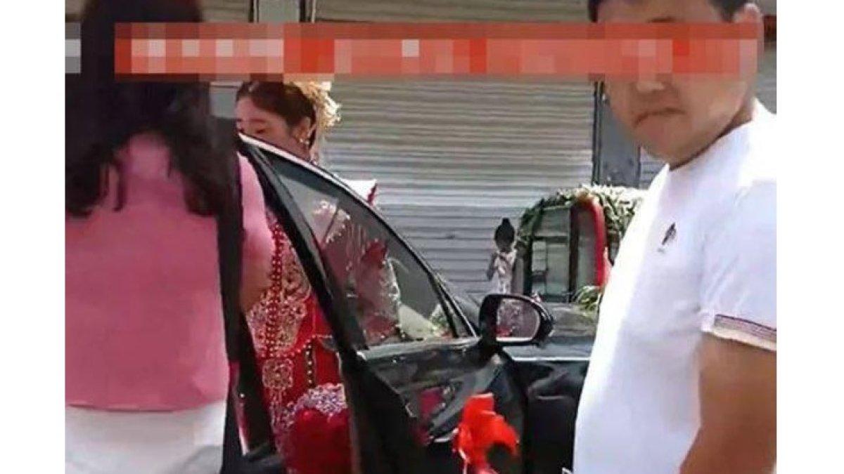 Wanita bawa anaknya ke pernikahan mantan suami