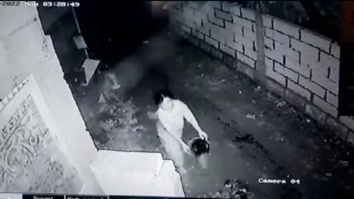 Wanita di Sidoarjo buang air kencing ke rumah tetangganya.
