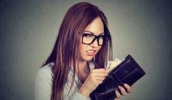 Ilustrasi wanita yang pelit untuk bersedekah