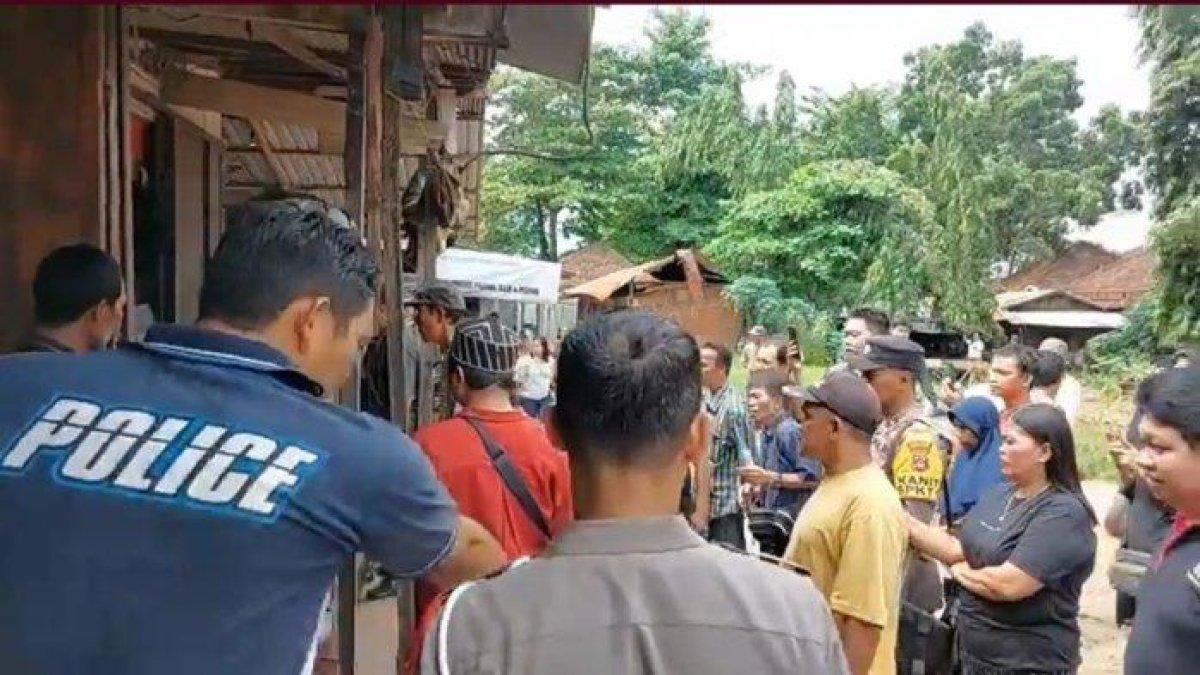 Warga berkerumun saat menyaksikan