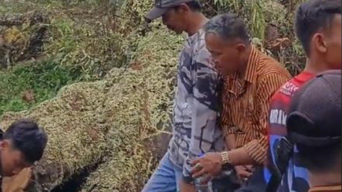 Warga dari berbagai kalangan, muda maupun tua, berkumpul di sekitar area penebangan pohon