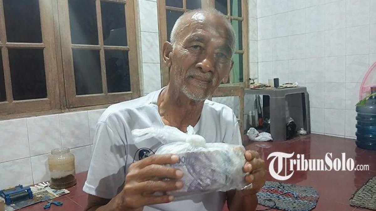 Widodo, warga Jagalan Solo yang menemukan uang segepok di dalam kantong plastik, Selasa (4/7/2023). 
