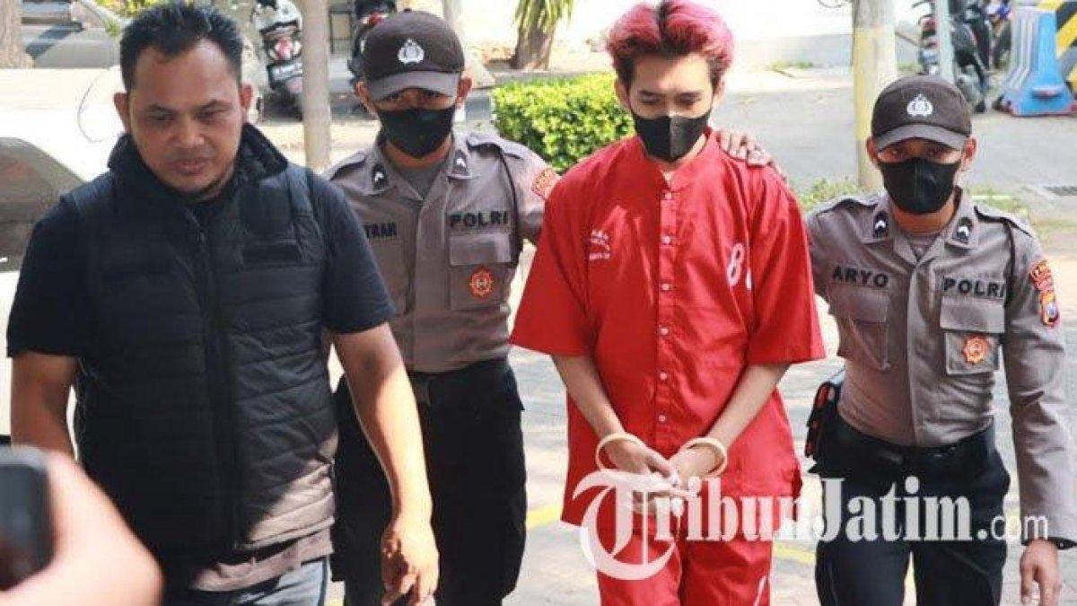 WR (25) alias Mami Elga dibekuk polisi di hotel kawasan Gubeng, Surabaya, Senin (31/7/2023). Mami Elga merupakan germo yang mempunyai tiga pekerja seks komersial (PSK).