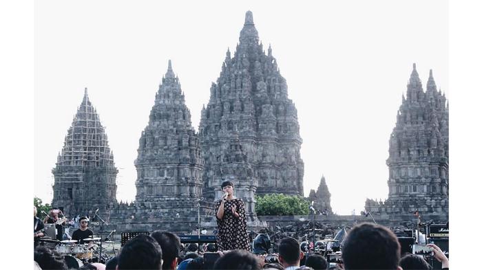Performance Yura Yunita di Prambanan Jazz 2016, Yogyakarta.
