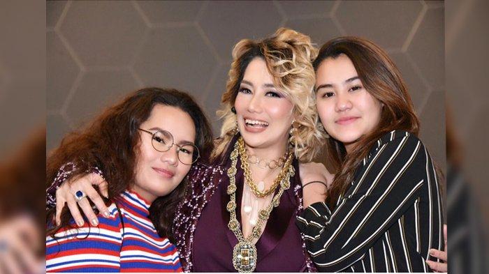 Zahwa Massaid merupakan kakak kandung dari Aaliyah Massaid.