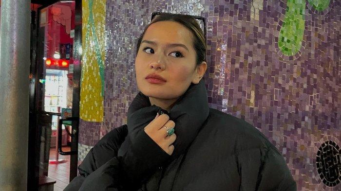 Zahwa Massaid telah lulus dari High Scope High School di Jakarta dan melanjutkan kuliah di Fashion Institute of Technology (FIT) di New York.