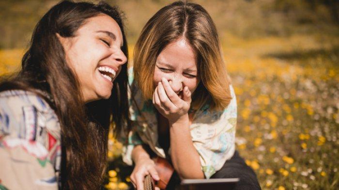 Wanita humoris itu tahu bagaimana cara menikmati hidup yang mereka miliki.