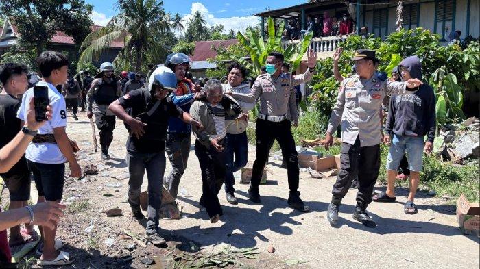 Tolak Eksekusi Rumah -  Polisi saat mengamankan sejumlah warga yang sempat memberikan perlawanan dengan lemparan batu di Desa Katumbagan Lemo, Kecamatan Campalagian, Kabupaten Polman, Sulbar, berakhir ricuh, Kamis (3/7/2025). Sebanyak 20 warga ditangkap polisi