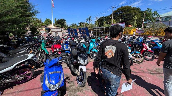Motor Warga Disita Polisi -  Sebanyak 60 kendaraan sepeda motor ikut diamankan petugas kepolisian dari lokasi eksekusi lahan di Desa Katumbagan Lemo, Kecamatan Campalagian, Kabupaten Polman, Jumat (4/7/2025). Barang bukti tersebut saat ini berada di halaman Mapolres Polman Jl Ratulangi Kelurahan Pekkabata Kecamatan Polewali. Dok Fahrun.
