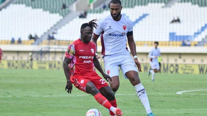 Aksi penyerang Persis Solo Moussa Sidibe dibayangi bek PSM Makassar Yuran Fernandes dalam pertandingan kedua Piala Presiden 2024, Senin (22/7/2024) di Stadion Si Jalak Harupat, Kabupaten Bandung.