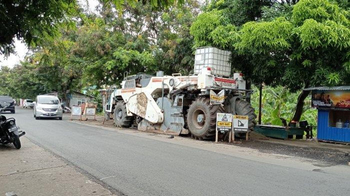 Alat berat Wirtgen proyek rusak dan terparkir di jalan poros Trans Sulawesi di Lingkungan Paleo, Kelurahan Pangali-ali, Kecamatan Banggae, Kabupaten Majene, Provinsi Sulawesi Barat, Senin (8/1/2024) siang. Alat berat tersebut sudah enam kali sebabkan kecelakaan.