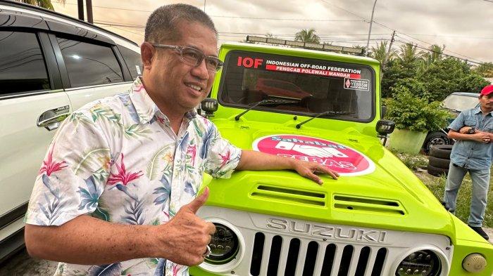 Andi Bebas Manggazali berpose di depan mobil relawan