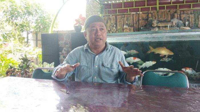 Andi Bebas Manggazali pres konferens usai dirinya diberhentikan ditemui di kediamannya Jl Palem Raya, Kelurahan Madatte, Polman, Jumat (12/1/2024).