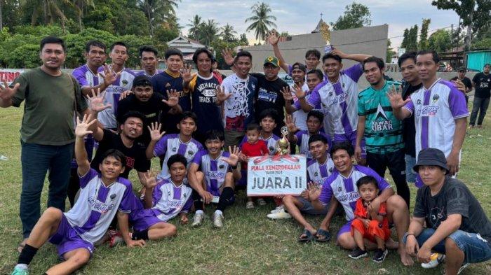 Calon Bupati Polman, Andi Bebas Manggazali (topi hijau), saat berfoto bersama pemenang Turnamen Sepakbola Piala Kemerdekaan di Lapangan Bumiayu, Kecamatan Wonomulyo, Kabupaten Polman, Sulbar, Jumat (23/8/2024).
