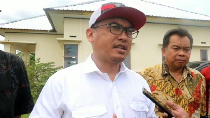 Anggota DPR RI Komisi X, Arwan Aras saat diwawancarai di wisata pantai Batu Rede Desa Budong-Budong, Topoyo, Mamuju Tengah, Sabtu (30/7/2022).