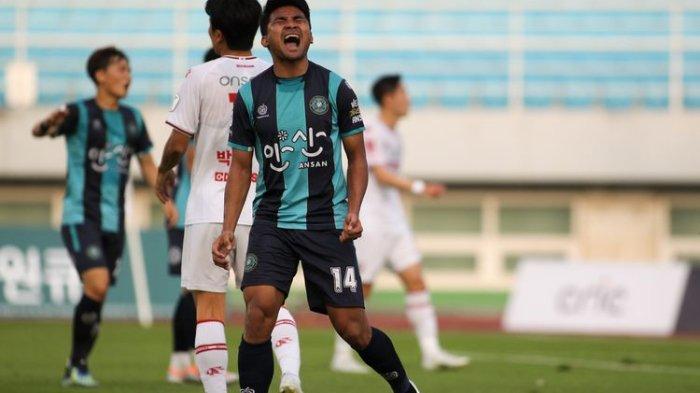 Asnawi Mangkualam bereaksi saat bermain bagi Ansan Greeners di Liga K-League 2 Korea Selatan kontra Bucheon FC 1995 pada Juli 2022. Terkini, Asnawi tampil dalam laga Gyeongnam vs Ansan Greeners, Selasa (26/7/2022).
