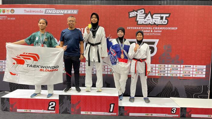 TAEKWONDO MANAKARRA - Atlet Tim Taekwondo Manakarra Mamuju, Sulawesi Barat, Jhansen Abraham Sapa' naik podium dengan berhasil meraih medali Perak Kyorugi Kelas Over 65 Kg Cadet Putra, di Kejuaraan Taekwondo Internasional East Borneo belangsung dari tanggal 17-20 Juli 2025 di GOR Segiri Samarinda. Event ini diikuti 4 negara yaitu Korea Selatan, Malaysia, Filipina dan Indonesia. Turnamen ini juga diikuti tim-tim dari 15 Provinsi besar seperti DKI, Jateng, Kaltim, Sulsel termasuk atlet-atlet dari sentra2 pembinaan atlit Kemenpora.