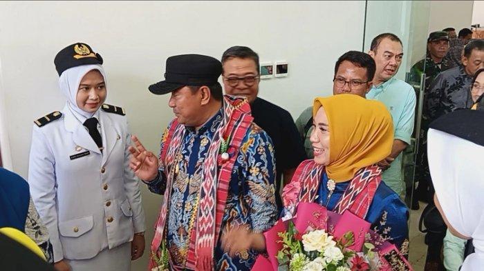Bahtiar Baharuddin (kiri) dan Hj Shofa (kanan) saat tiba di Bandar Udara Tampa Padang Mamuju, Minggu (19/5/2024).