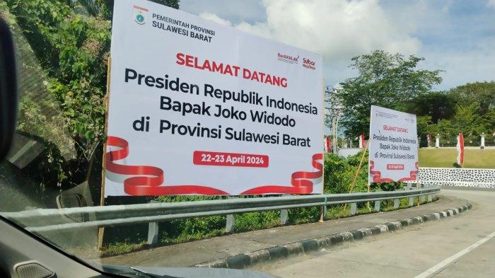 Baliho selamat datang dipasang di bebrapa titik jelalng kedatangan Jokowi