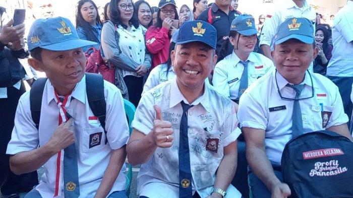 Bapak-bapak dari lintas OPD sedang menunggu giliran lomba senam di Lapangan Tennis Mamasa, Kelurahan Mamasa, Rabu, (16/8/2023).