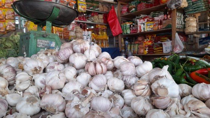 Bawang putih miliki Jazar di Pasar Lama Mamuju, Jl Letjen Hertasning, Mamuju, Sulawesi Barat (Sulbar).