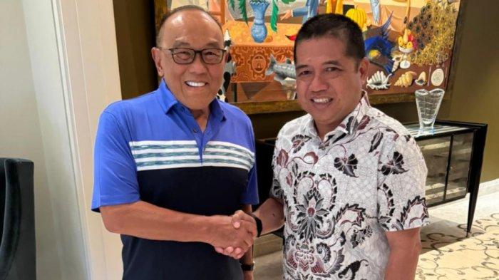 Bebas Manggazali bersalaman dengan Ketua Dewan Pembina Panrtai Golkar, Aburizal Bakrie di kediaman Aburizal di jakarta, Minggu (23/6/2024)
