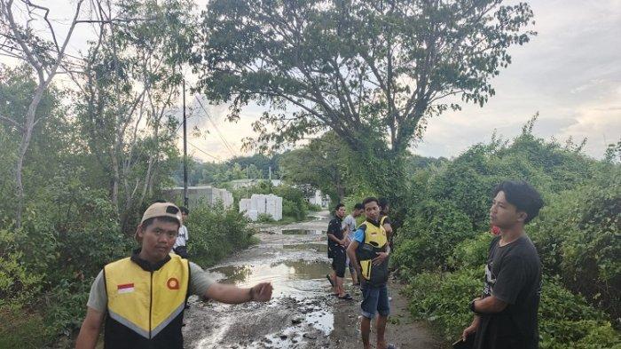 JALAN RUSAK - Beberapa ojol saat saat berada di lokasi jalan rusak dan memperbaiki jalan tersebut menuju kampus Unsulbar di di Padha-Padhang, Kecamatan Banggae Timur, Kabupaten Mejene Sulbar, Kamis (15/5/2025).