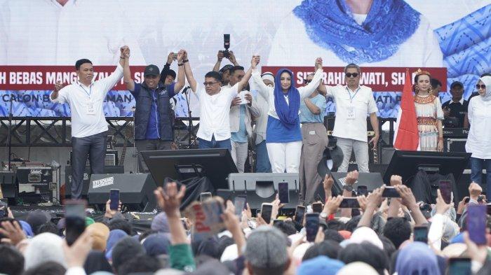 Besti dan para tim relawan saat berada di atas panggung utama jalannya deklarasi di Lapangan Pancasila Jl Ratulangi Kelurahan Pekkabata, Polman, Rabu (21/8/2024).