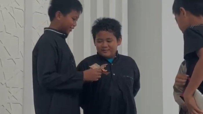 HONOR BOCAH - Bocah pengedar celengan Masjid Suada Mamuju, saat menerima honor dari pengurus masjid usai salat Jumat, 27 Juni 2025.