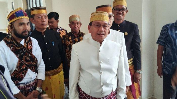 Bupati Pasangkayu Yaumil Ambo Djiwa, bersama wakil Bupati Hj Herny Agus saat menghadiri Rapat Paripurna di Ruang rapat DPRD, Kamis (18/4/2024).