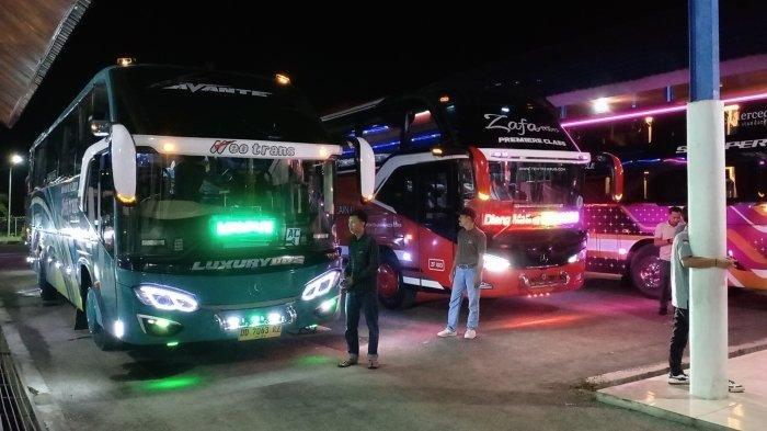 Arus Balik Lebaran - Bus melayani pemudik dari Terminal Tipe A Simbuang Mamuju, Sulawesi Barat menuju daerah lain dalam masa mudik lebaran 2024, Senin (24/3/2025). Memasuki arus balik Terminal Tipe A Simbuang masih normal dan belum menunjukkan adanya lonjakan signifikan, Kamis (3/4/2025).